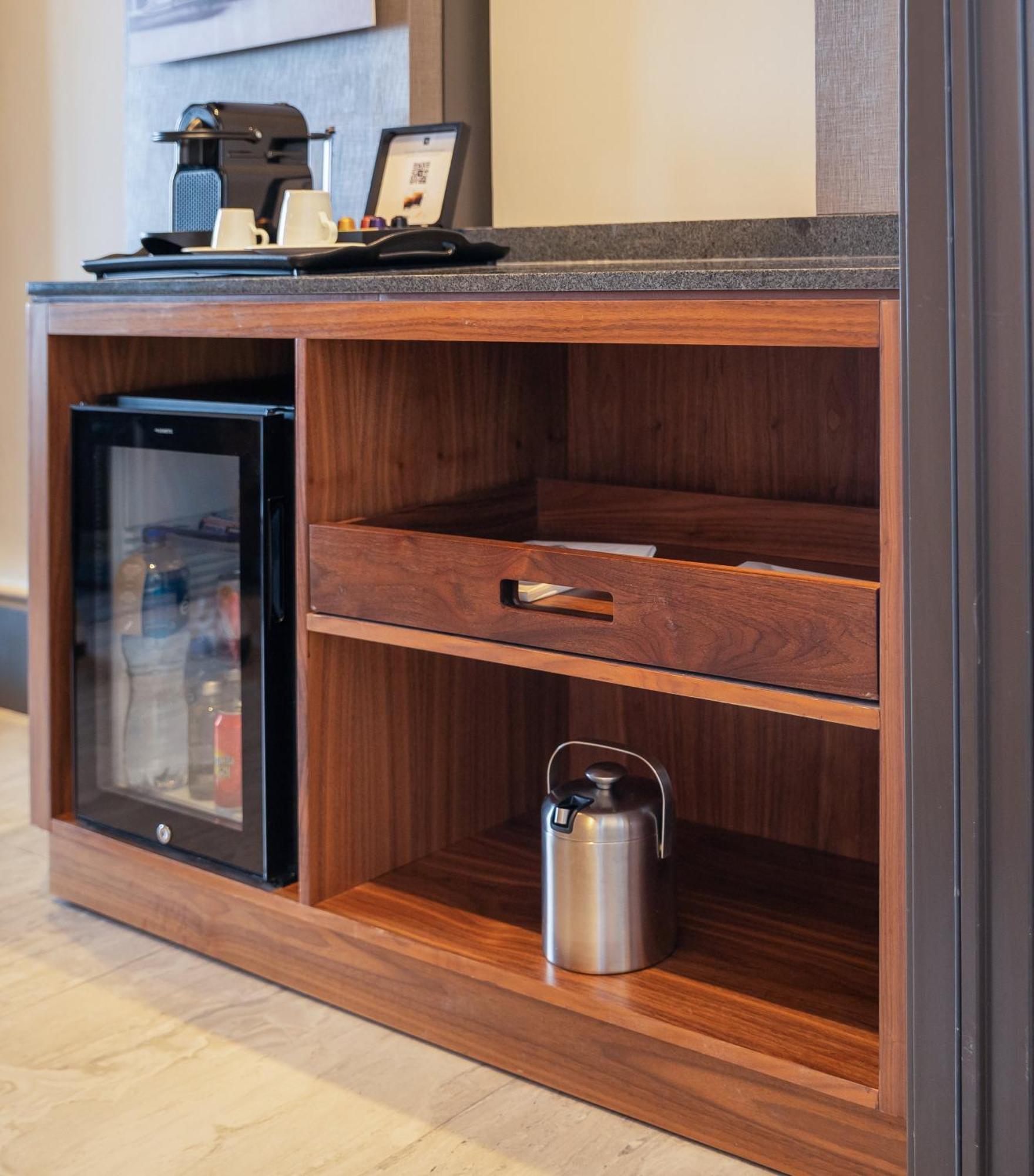Fiesta Americana Viaducto Aeropuerto Mexico City Ngoại thất bức ảnh A mini-bar in a hotel room