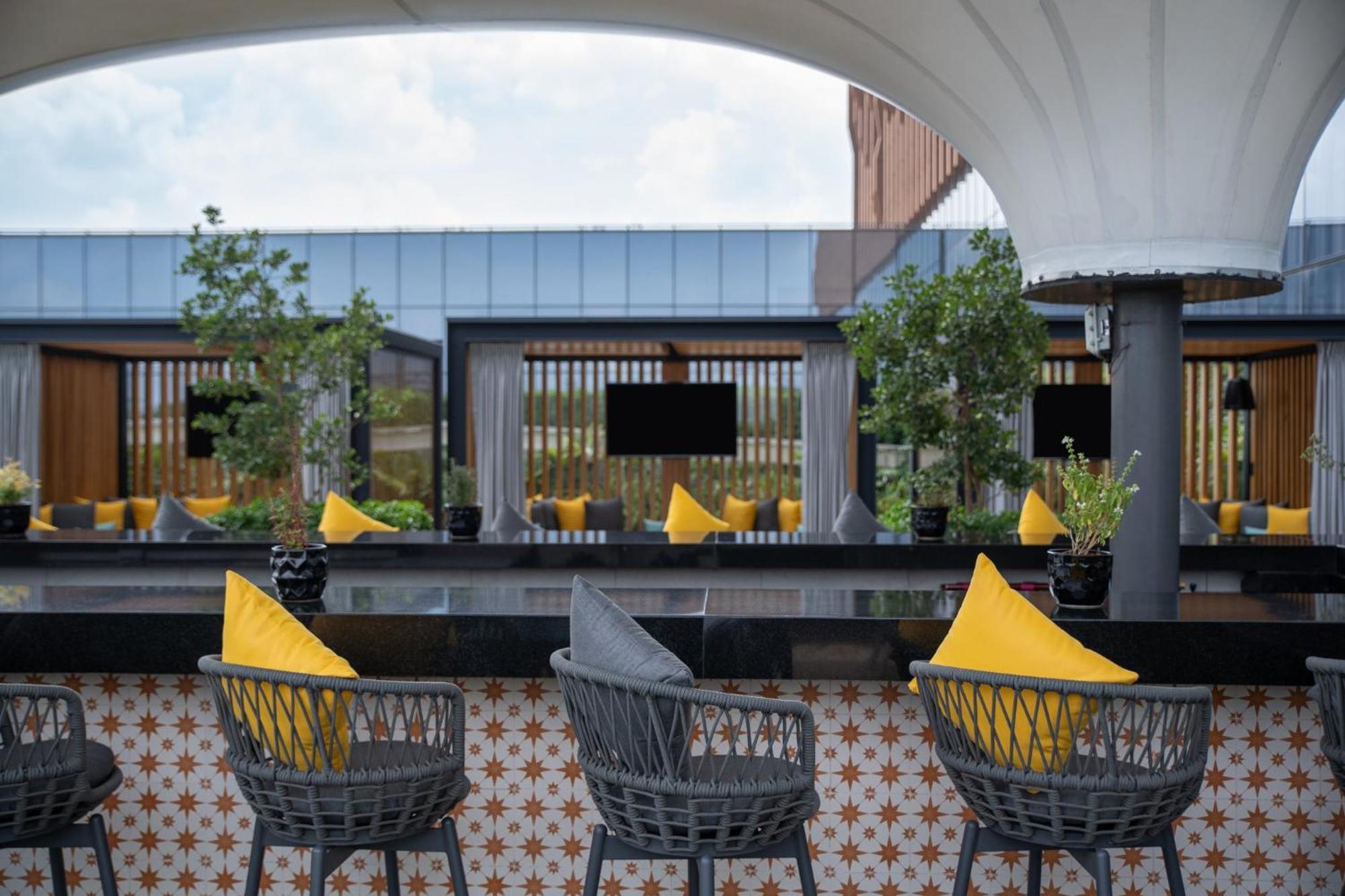 Fiesta Americana Viaducto Aeropuerto Mexico City Ngoại thất bức ảnh The bar at the rooftop